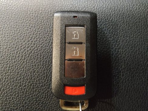 Used 2018 Mitsubishi Outlander SEL image 32