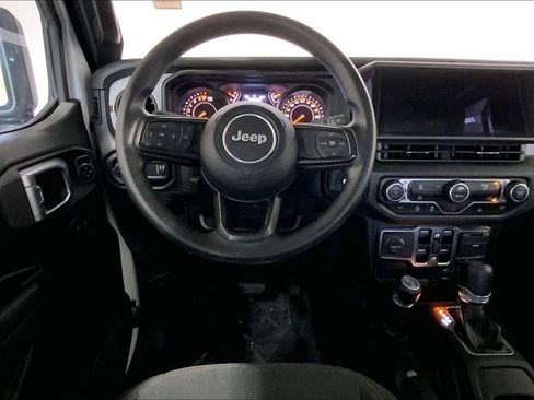 Used 2024 Jeep Gladiator Sport AWD/4WD image 4