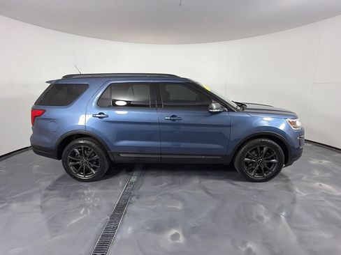 Used 2018 Ford Explorer XLT w/ Equipment Group 202A AWD/4WD image 4