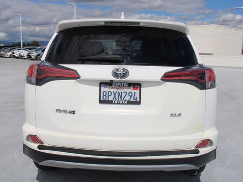 Used 2018 Toyota RAV4 XLE FWD image 4