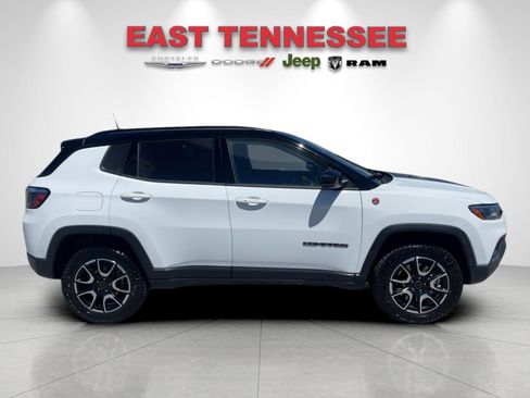 Used 2026 Jeep Compass Trailhawk AWD/4WD image 2