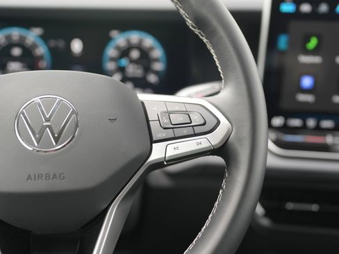 Used 2025 Volkswagen Tiguan SE AWD/4WD image 20