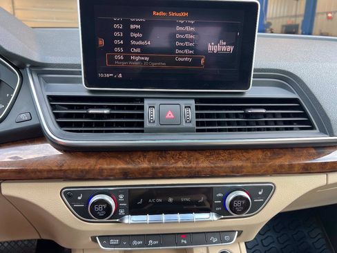 Used 2018 Audi Q5 2.0T Premium Plus w/ Premium Plus Package AWD/4WD image 11