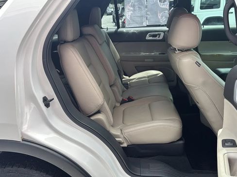 Used 2014 Ford Explorer XLT w/ Equipment Group 202A AWD/4WD image 16