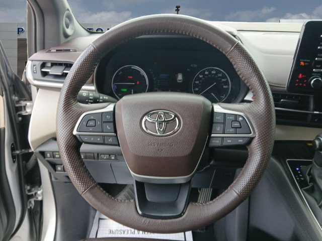 Used 2024 Toyota Sienna Platinum FWD image 12
