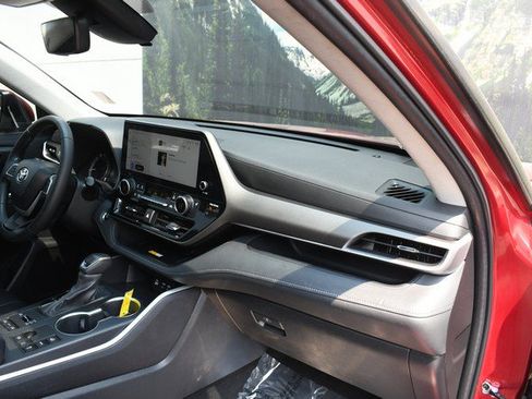 Used 2023 Toyota Highlander XLE AWD/4WD image 25