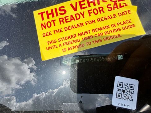 Used 2025 Toyota Highlander LE FWD image 10