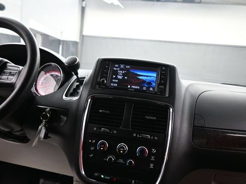 Used 2018 Dodge Grand Caravan SE w/ UConnect Hands-Free Group FWD image 46