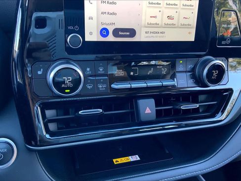 Used 2024 Toyota Highlander XLE image 30