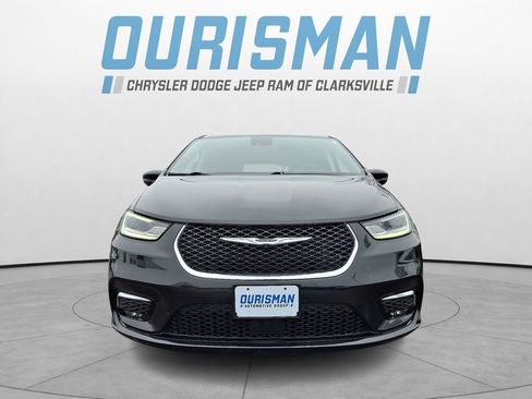 Used 2023 Chrysler Pacifica Touring-L image 2