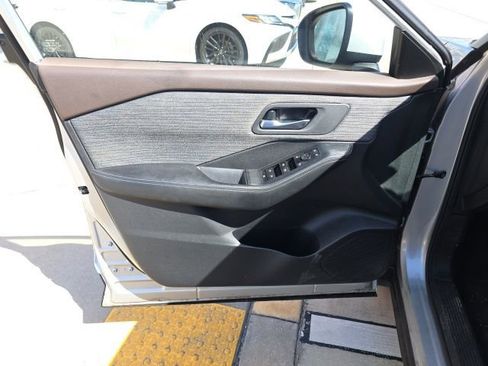 Used 2023 Nissan Rogue SV FWD image 11