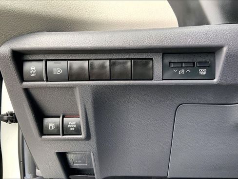 Certified 2024 Toyota Sienna XLE FWD image 33