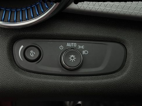 Used 2025 Chevrolet Trax LT FWD image 15