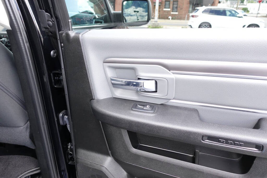 Used 2022 RAM 1500 Classic SLT w/ Electronics Convenience Group AWD/4WD image 29