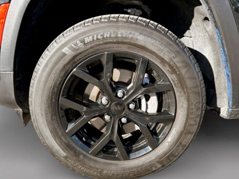 Used 2024 Jeep Grand Cherokee Altitude image 9