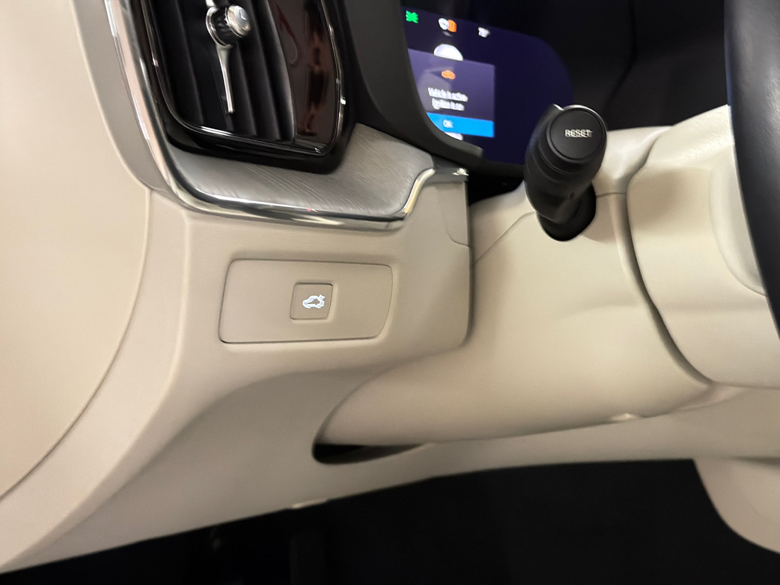Used 2024 Volvo XC60 B5 Plus w/ Climate Package AWD/4WD image 18