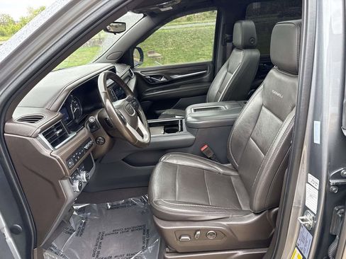 Used 2021 GMC Yukon XL Denali w/ Denali Premium Package AWD/4WD image 6
