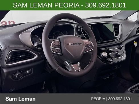 New 2026 Chrysler Pacifica Select image 9