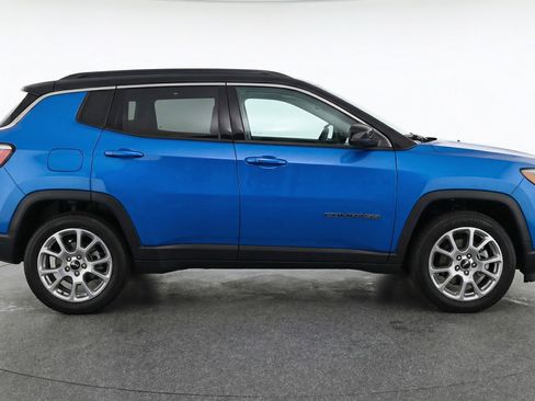 Used 2025 Jeep Compass Limited AWD/4WD image 11