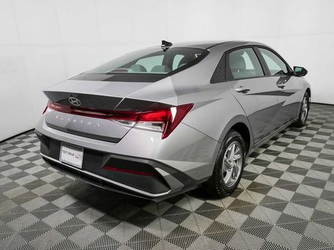 Used 2025 Hyundai Elantra SE FWD image 3