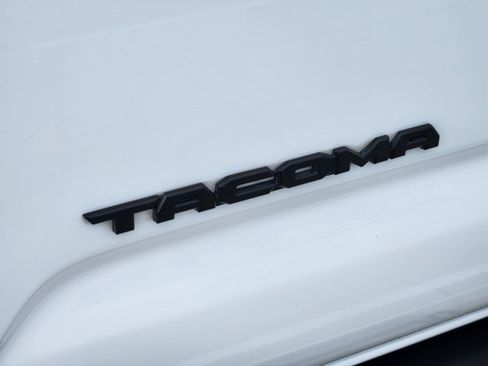 Used 2020 Toyota Tacoma SR5 w/ Technology Package AWD/4WD image 13