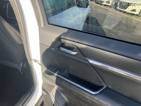 Used 2025 GMC Acadia Elevation image 11