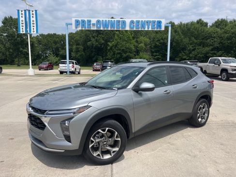 Used 2025 Chevrolet Trax LT w/ LT Convenience Package FWD image 2