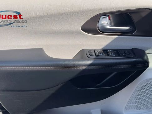 Used 2018 Chrysler Pacifica Touring-L Plus FWD image 16