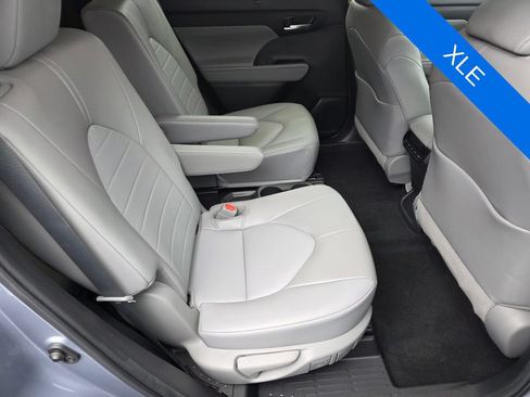 Used 2022 Toyota Highlander XLE FWD image 29