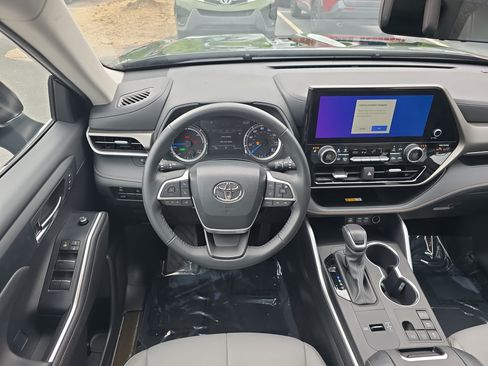 Used 2023 Toyota Highlander Bronze Edition FWD image 16