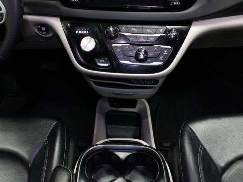 Used 2024 Chrysler Pacifica Touring-L FWD image 21