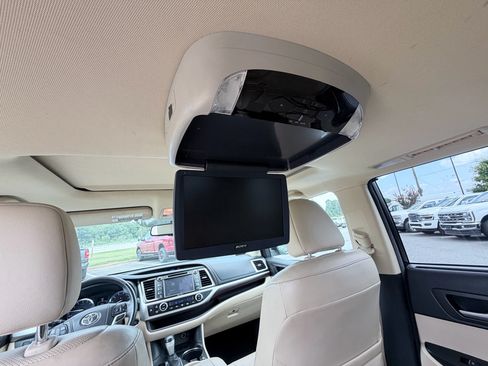 Used 2015 Toyota Highlander Limited w/ Driver Technology Package FWD image 31