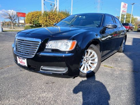 Used 2013 Chrysler 300 RWD image 1