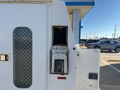 Used 2011 Chevrolet Express 3500 image 18