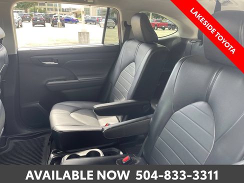Used 2021 Toyota Highlander XLE FWD image 21