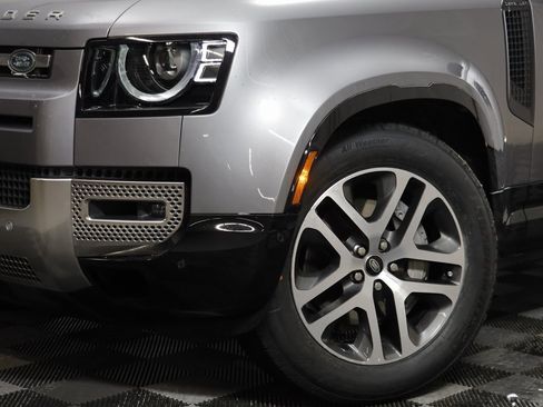 Used 2023 Land Rover Defender 130 SE image 3