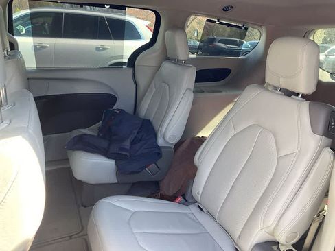 Used 2020 Chrysler Pacifica Touring-L FWD image 12