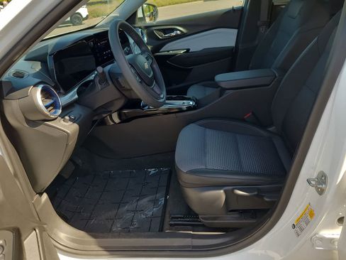 Used 2025 Chevrolet Trax LT FWD image 19