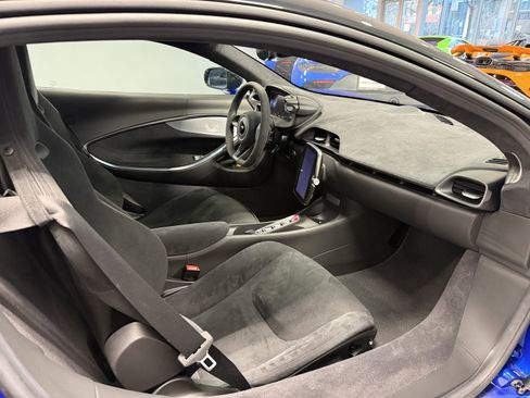 Used 2023 McLaren Artura image 10