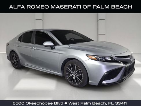 Used 2022 Toyota Camry SE FWD image 1