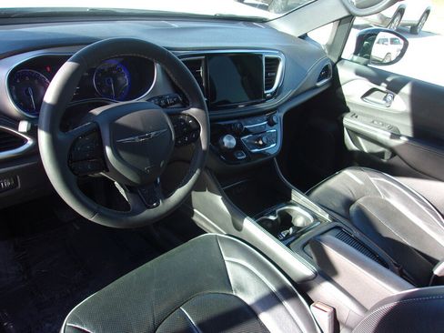 Used 2024 Chrysler Pacifica Limited w/ S Appearance Package image 10