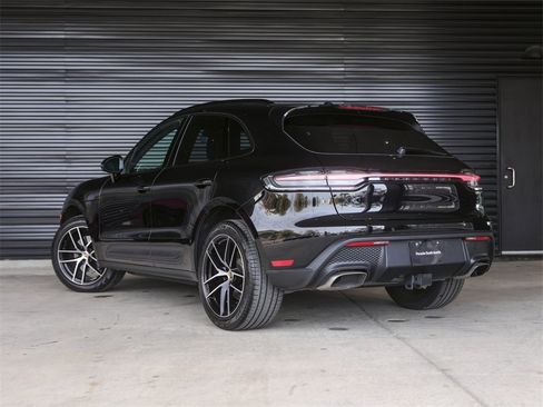 Used 2025 Porsche Macan image 3