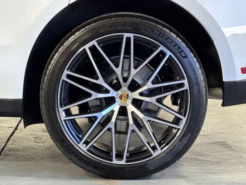 Certified 2026 Porsche Macan AWD/4WD image 33