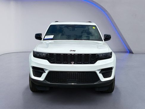 Used 2024 Jeep Grand Cherokee Altitude RWD image 9