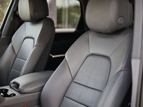 Used 2022 Porsche Cayenne Platinum Edition image 22