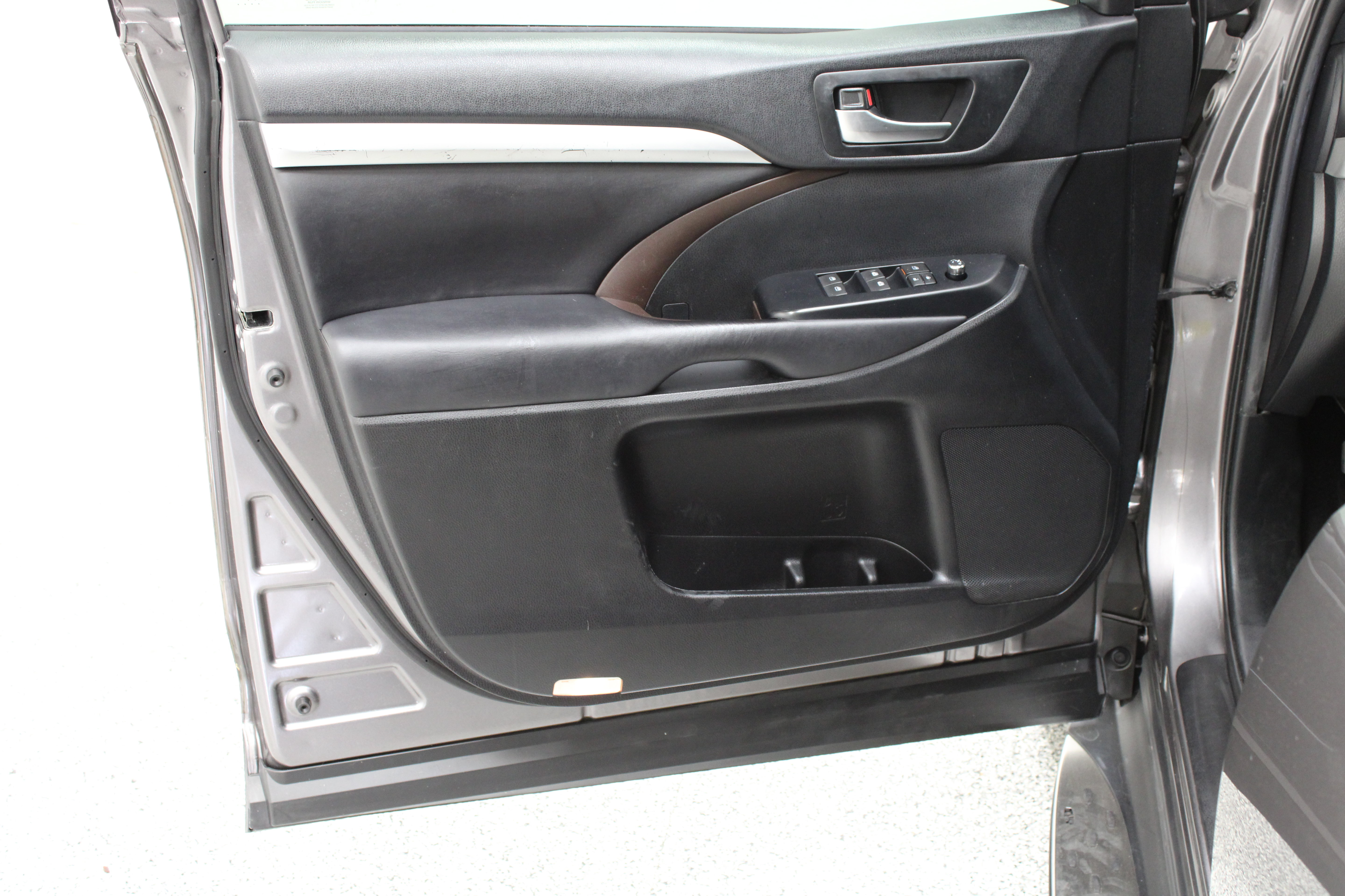 Used 2019 Toyota Highlander XLE FWD image 12