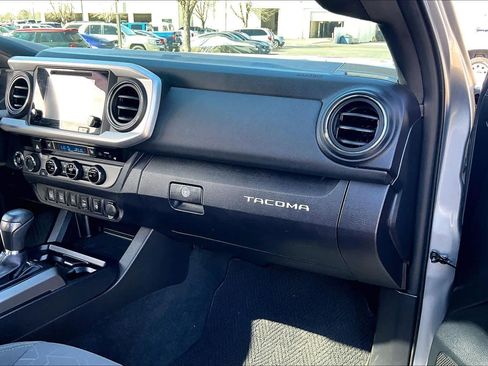 Used 2016 Toyota Tacoma TRD Off-Road image 19