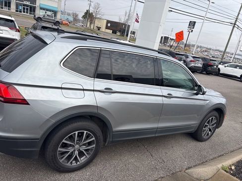 Used 2019 Volkswagen Tiguan SE w/ Panoramic Sunroof Package image 2