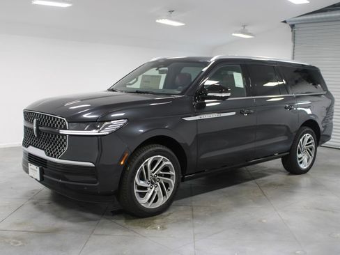 New 2025 Lincoln Navigator L Reserve image 3