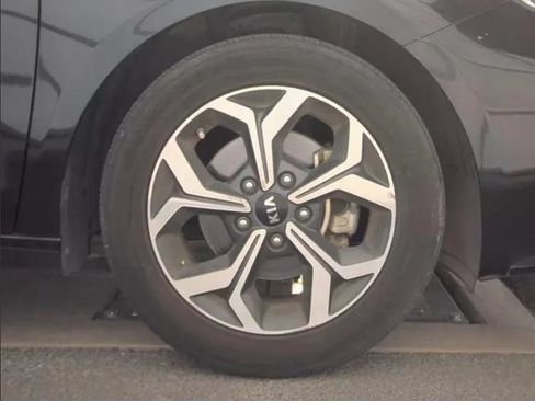 Used 2020 Kia Forte LXS FWD image 9